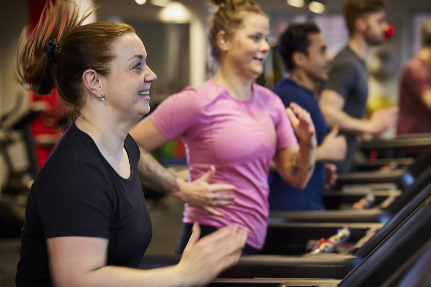 Människor på löpband som springer